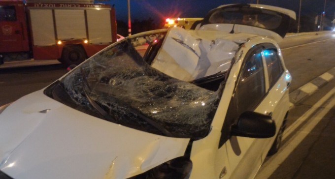 רכב שנפגע בהתנגשות עם גמל ברמת נגב, לפני כמה חודשים (צילום: דוברות רמת נגב)